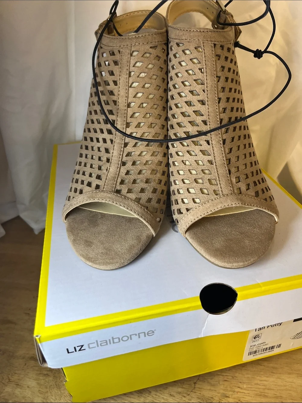 Liz Claiborne Gemma Putty Perforated Peep-Toe Block Heel Sandals Womens Size 9